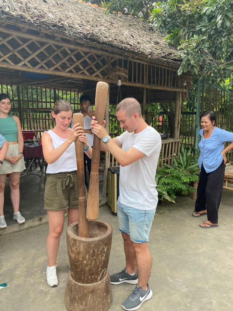 Đoàn khách Tây Ban Nha trải nghiệm du lịch cộng đồng tại làng văn hóa Du lịch Khmer Trà Vinh