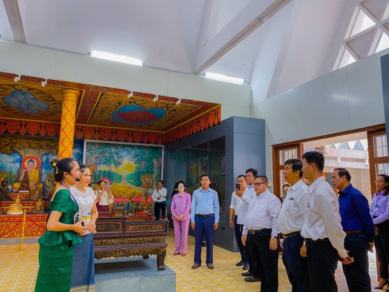 Đoàn Bộ Văn hoá và Nghệ thuật Campuchia tham quan các điểm du lịch Trà Vinh